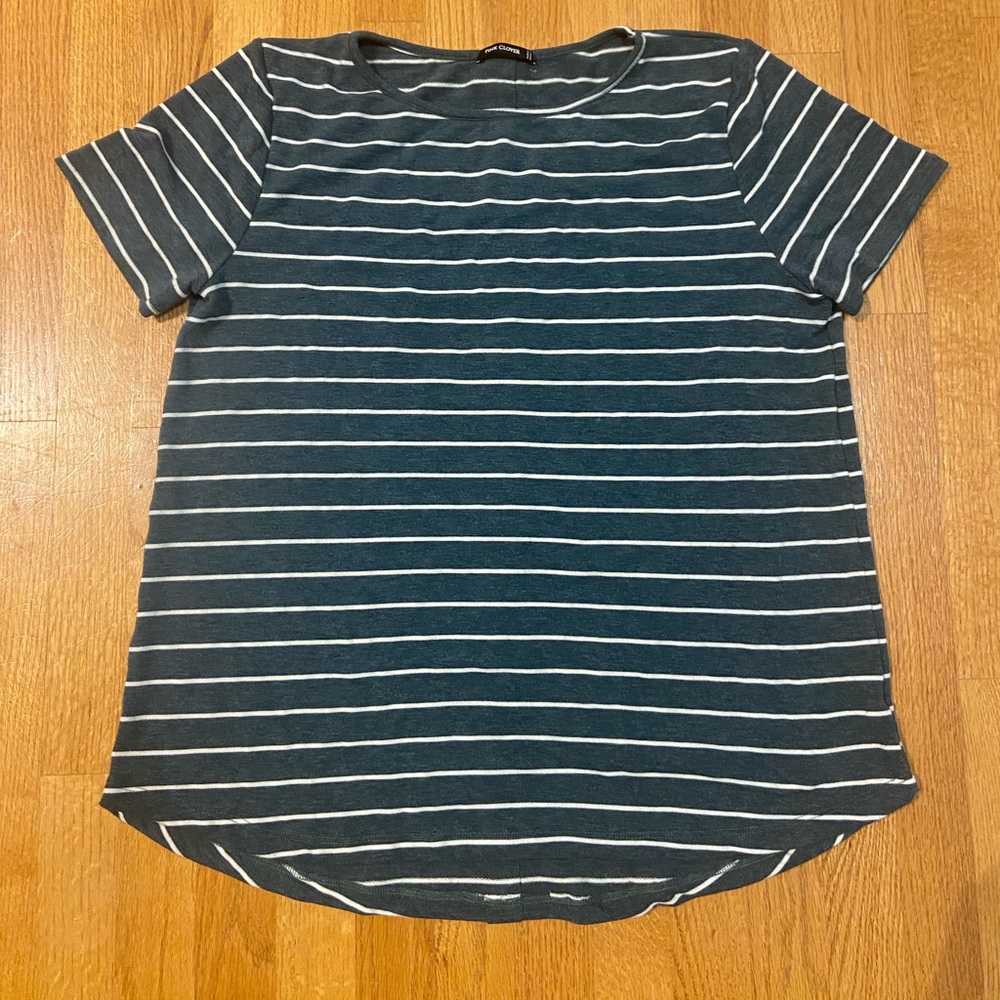 Button back knit tee